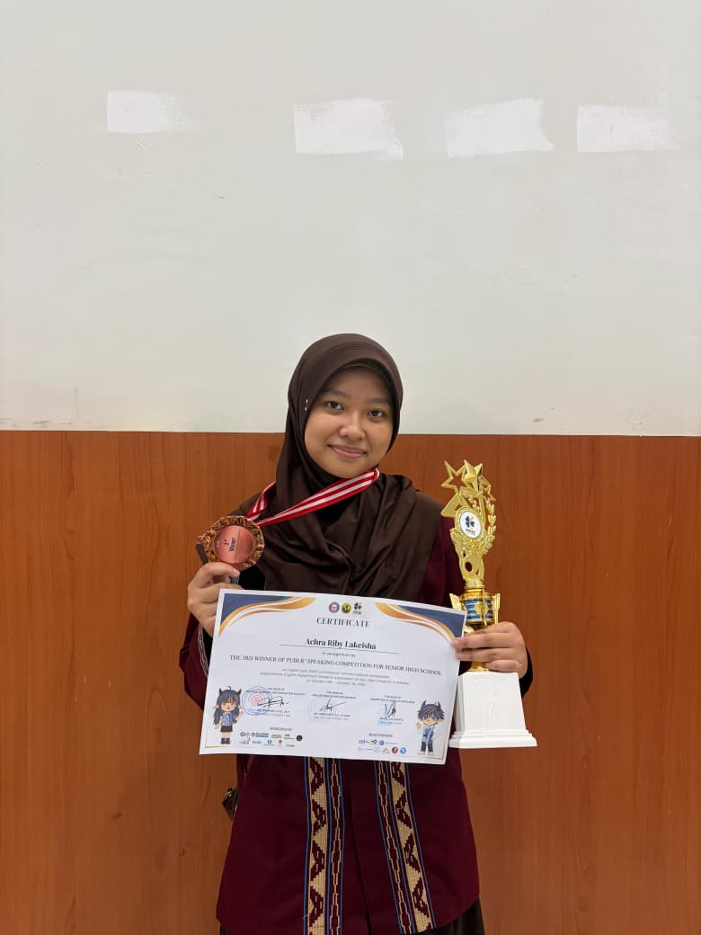 SMAN 4 KENDARI RAIH JUARA UMUM ENGLISH EXPO 2026, BORONG PRESTASI DI TIGA CABANG LOMBA