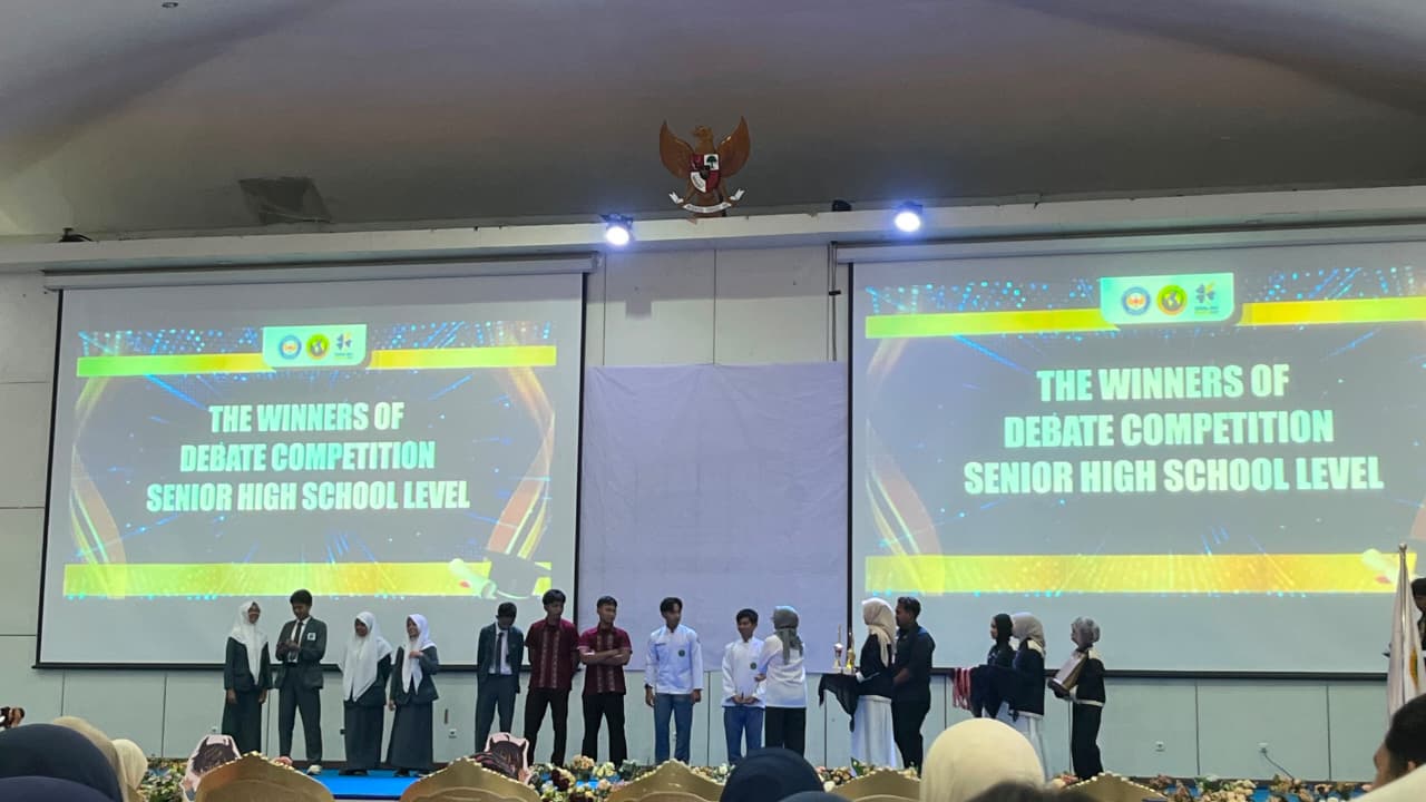 SMAN 4 KENDARI RAIH JUARA UMUM ENGLISH EXPO 2026, BORONG PRESTASI DI TIGA CABANG LOMBA