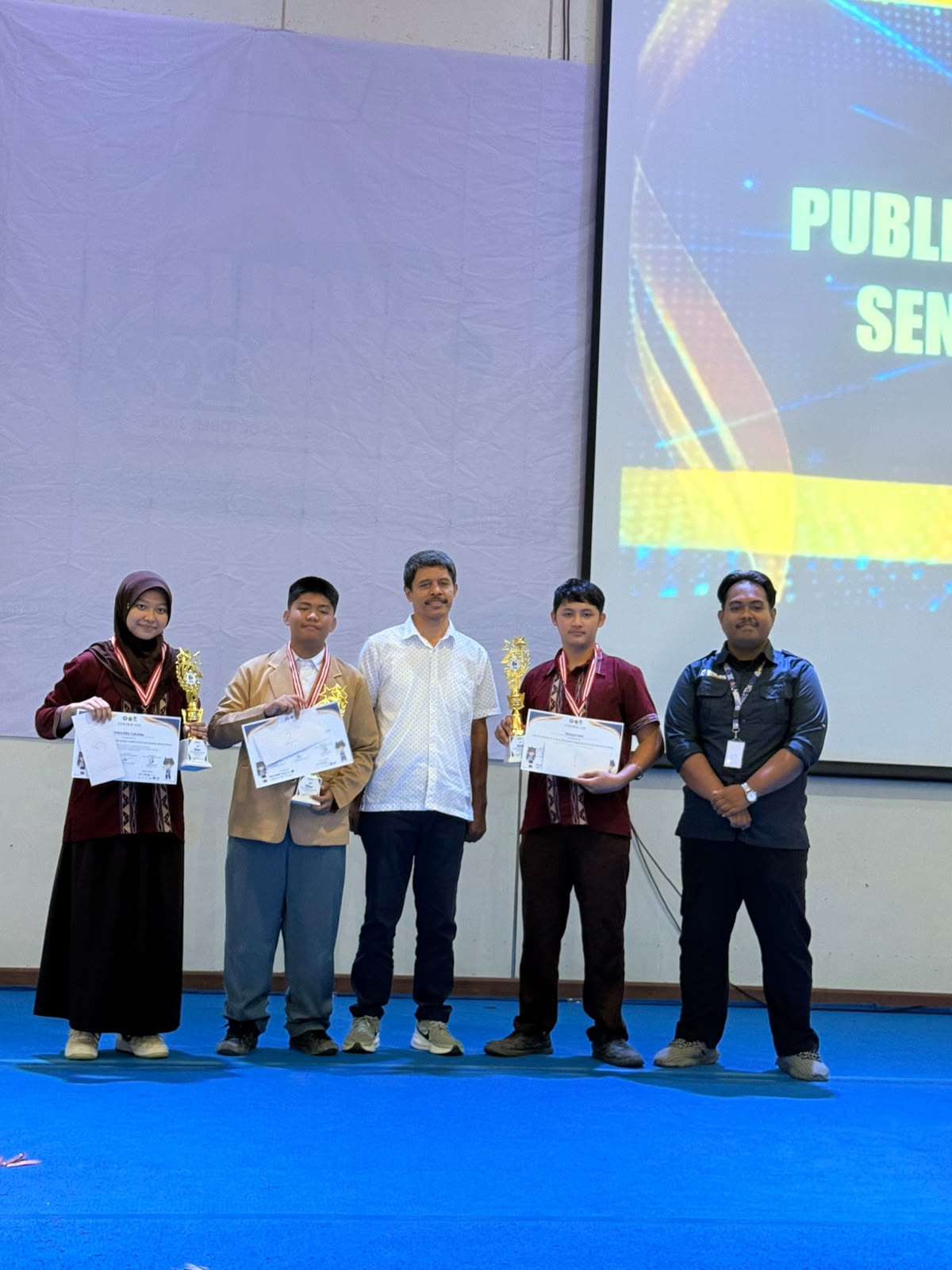 SMAN 4 KENDARI RAIH JUARA UMUM ENGLISH EXPO 2026, BORONG PRESTASI DI TIGA CABANG LOMBA