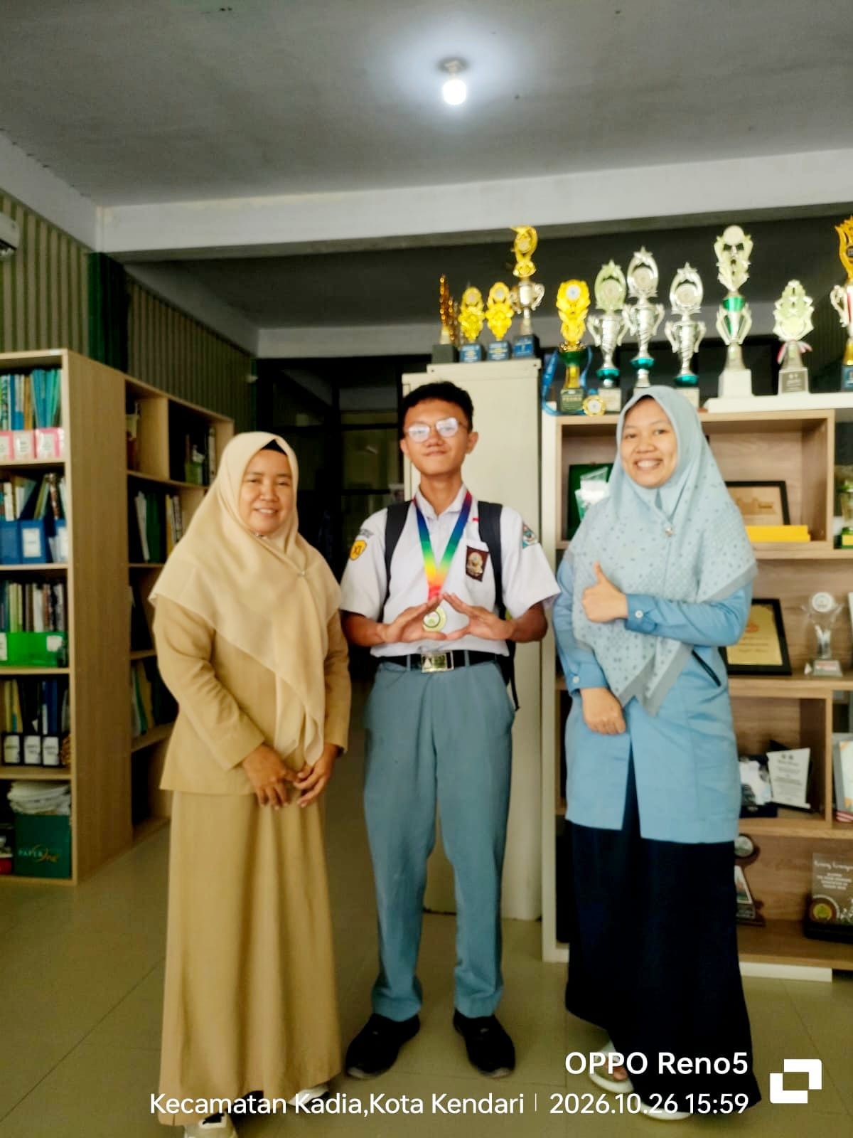 SISWA SMAN 4 KENDARI, RAFA ALVIAN TONGALU, RAIH JUARA 1 BIDANG FISIKA PADA OLIMPIADE MADRASAH SAINS POSI DAN MELAJU KE TINGKAT NASIONAL
