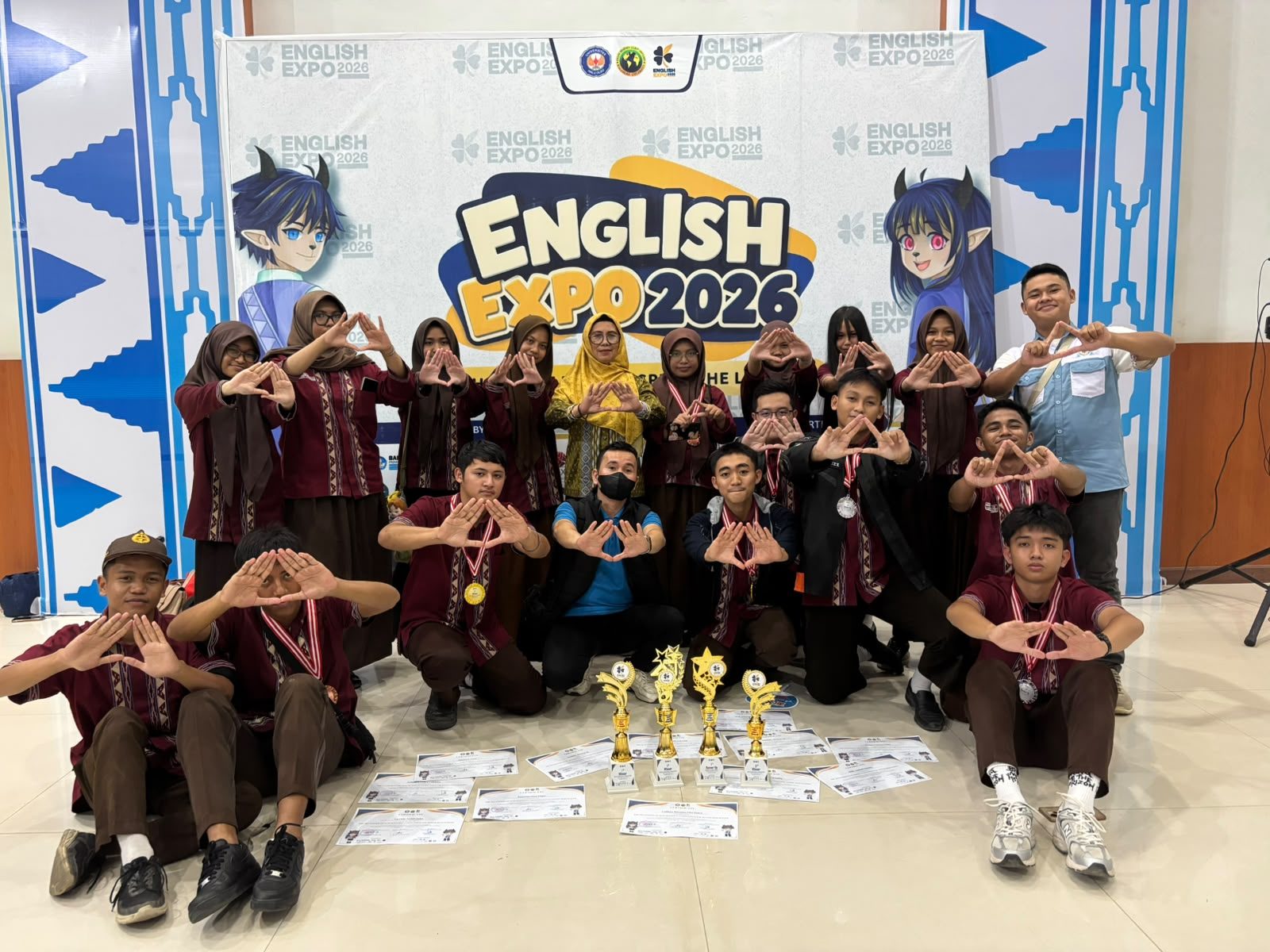 SMAN 4 KENDARI RAIH JUARA UMUM ENGLISH EXPO 2026, BORONG PRESTASI DI TIGA CABANG LOMBA